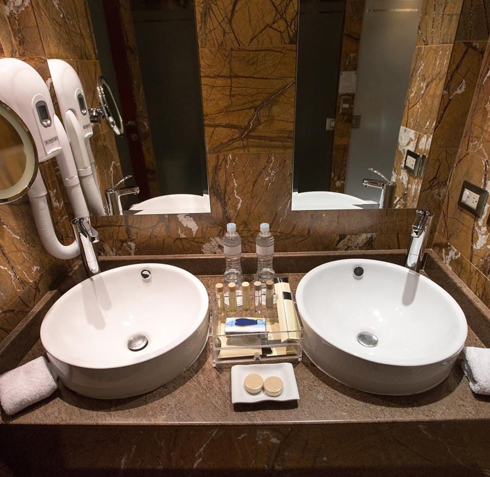 Premier Room – King Bed & View